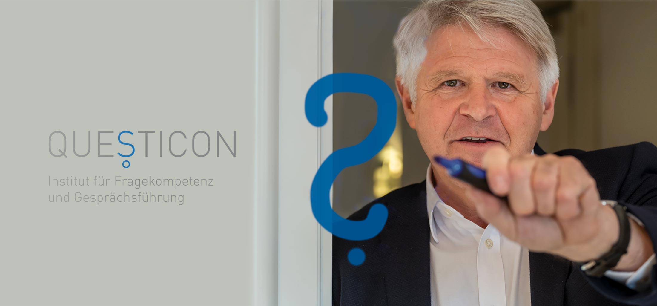 Andreas Patrzek malt ein Fragezeichen