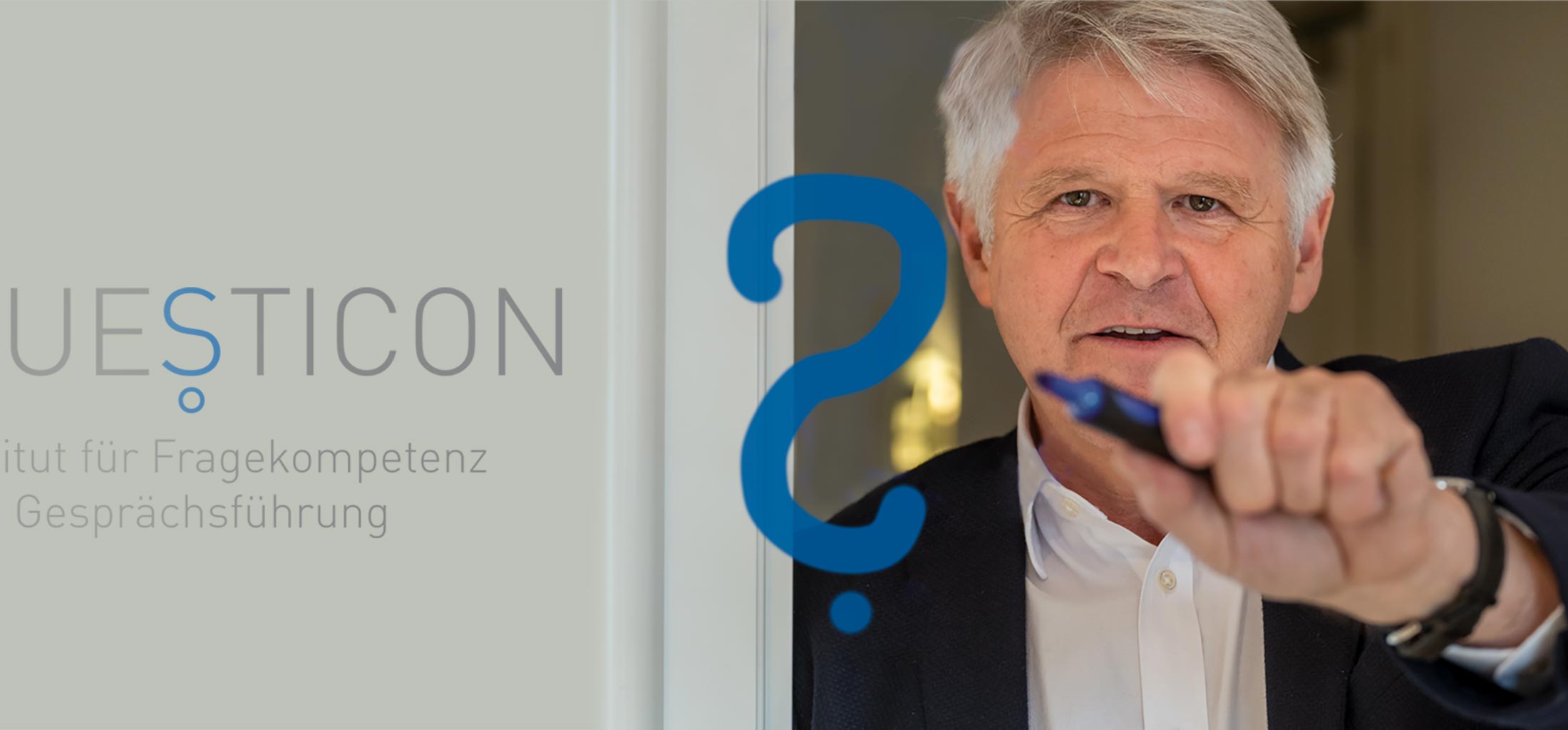 Andreas Patrzek malt ein Fragezeichen